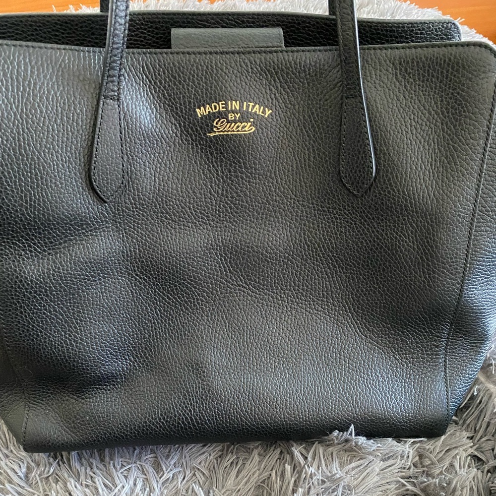Gucci Swing leather tote bag.